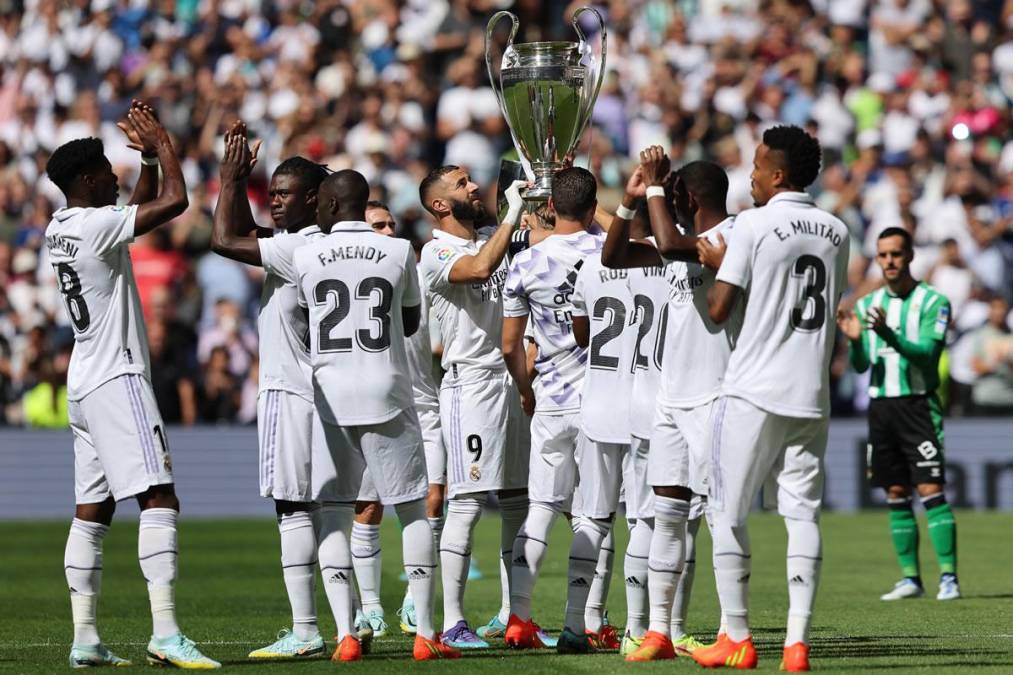 Karim Benzema levanto el trofeo de la Champions League ante los aficionados merengues.