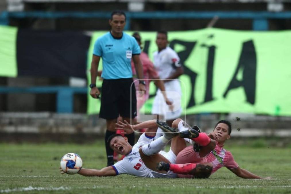 Jonathan Paz sufre una falta de Aldo Oviedo, ante la mirada atenta de Melvin Matamoros.