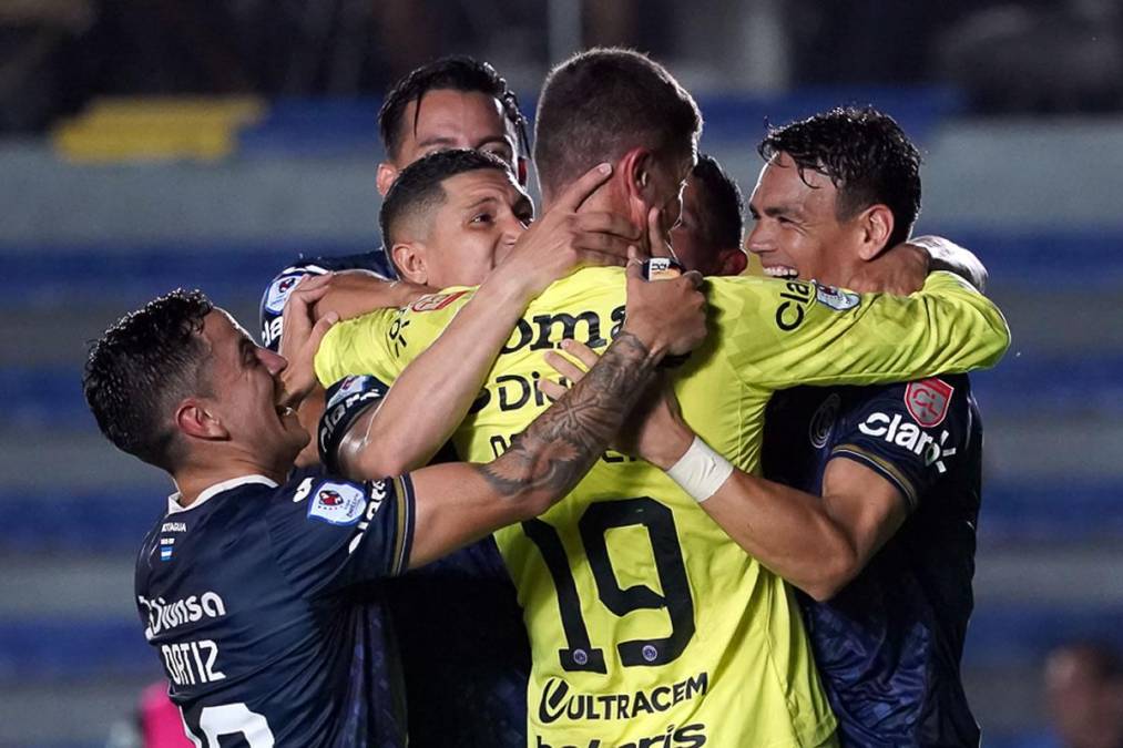 La alegría de los jugadores de Motagua tras clasificar a las semifinales de la Liga Concacaf.