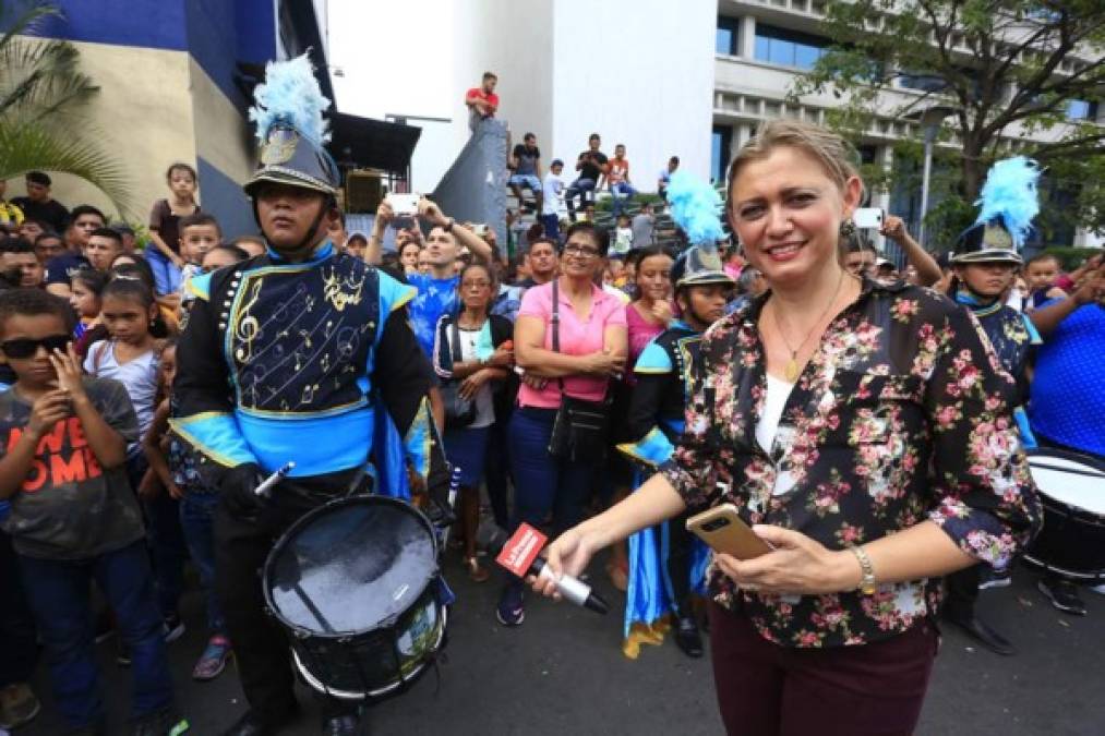 Nuestra presentadora de la Ruta 504 de La Prensa tv y Facebook Live del diario, Karen Mendoza, transmitiendo en vivo la participación de la banda de guerra del Instituto José Trinidad Reyes de San Pedro Sula.