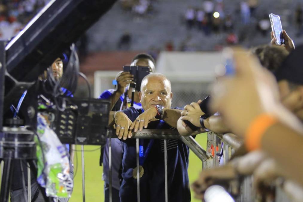 El padre de Michaell Chirinos se mostró orgulloso de su hijo, quien le colocó la medalla de campeón.