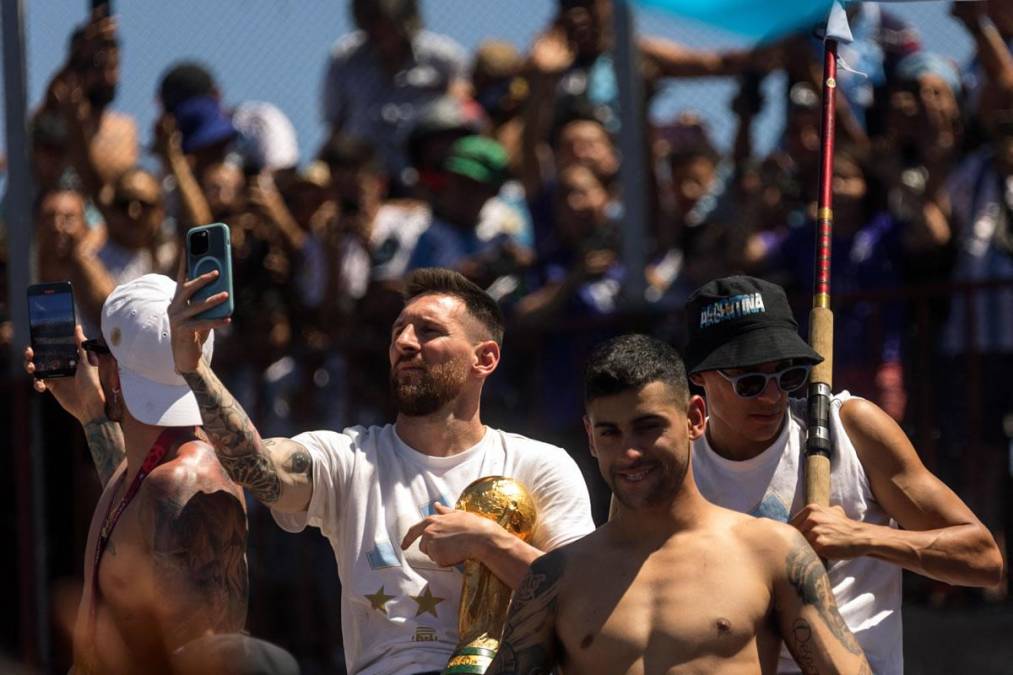 Messi se tomó selfies en el autobús del campeón del mundo.