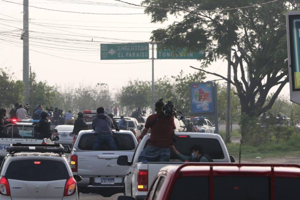 Los medios de comunicación acompañaron la caravana de seguridad que trasladó al “Tigre” Bonilla. 