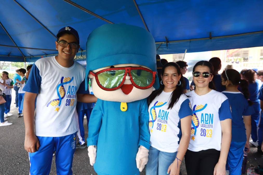 En el marco de su 70 aniversario el Instituto La Salle llevó a cabo una celebración memorable el día miércoles. En donde alumnos de preescolar hasta secundaria se dividieron en grupos de colores para participar en diversas actividades extracurriculares organizadas por el colegio. En la imagen podemos ver a Rolando Mejía, mascota del equipo azul Pocoyó, Linda Trejo y Debbie Menéndez.