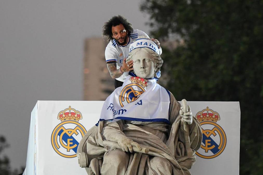 Marcelo tuvo el honor en esta oportunidad de ser el encargado de engalanar a La Cibeles con una bandera y una bufanda del club.