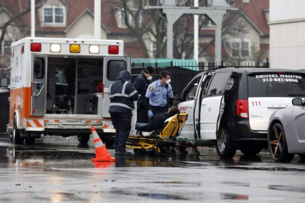 Paramédicos atienden a un paciente de coronavirus que perdió el conocimiento en un taxi de Detroit.