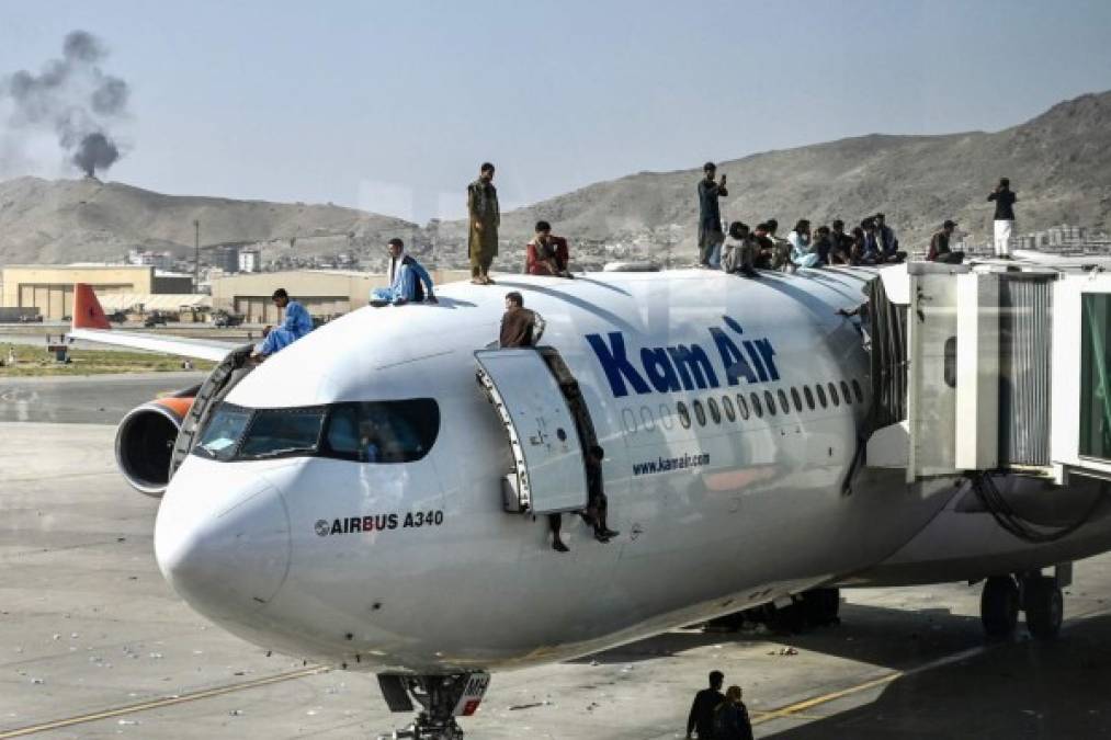 Las escenas de desesperación en el aeropuerto de Kabul son 'una vergüenza para Occidente', dijo por su parte este martes el presidente alemán, cuyo país suspendió su ayuda al desarrollo a Afganistán tras la llegada de los talibanes al poder