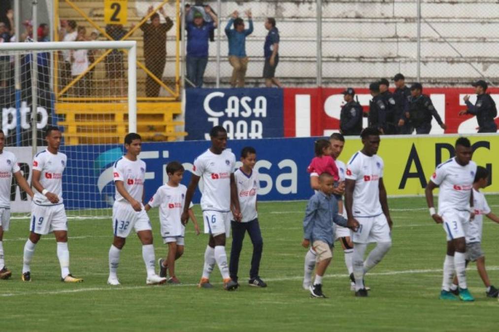 Antes del inicio del partido sucedió algo curioso, el Olimpia saló solo al campo. ¿Y el Motagua?