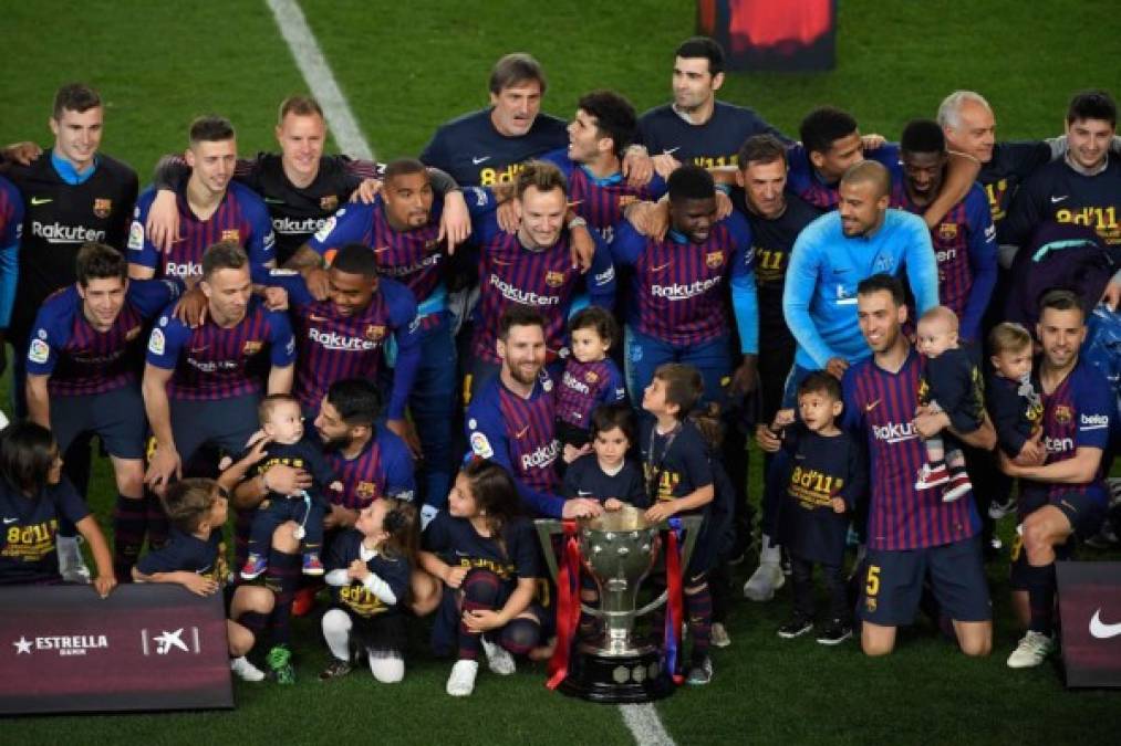 La foto posada de los jugadores del Barcelona con sus hijos y el trofeo de campeones de la Liga Española. Foto AFP