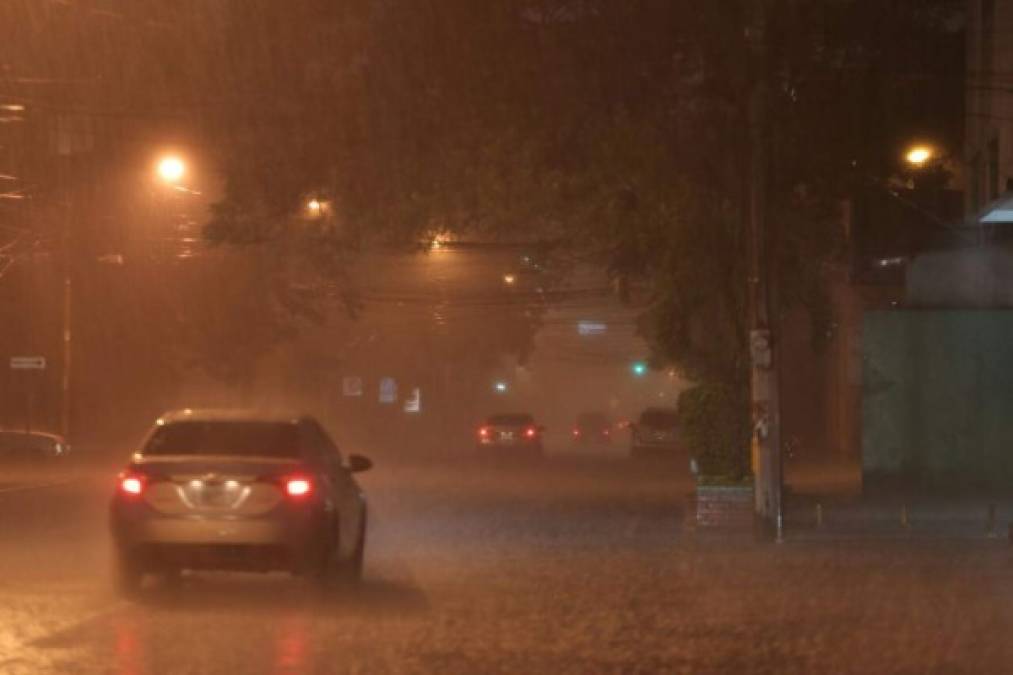 Las bandas de lluvia de la tormenta Franklin dejaron en la noche de este lunes una fuerte tormenta en San Pedro Sula.