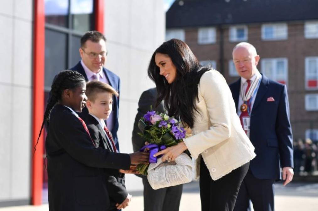 La duquesa de Sussex, que está de regreso en el Reino Unido para una ronda final de compromisos reales antes de su retiro, visitó la escuela Robert Clack en la ciudad de Dagenham, en el este de Londres, el viernes para una asamblea especial del Día Internacional de la Mujer.