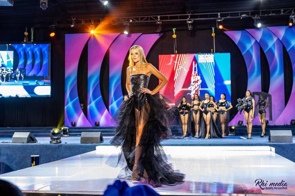 Sin embargo, la gran victoria para la modelo nativa de Zimbabue, de 21 años, ha generado reacciones encontradas en redes sociales, ya que es una mujer blanca que representará a la nación africana en el certamen de Miss Universo.
