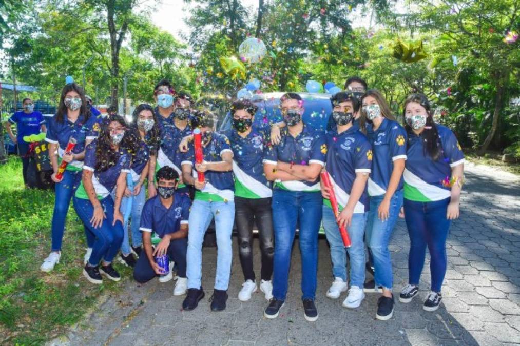 Pura emoción de los estudiantes al celebrar su regreso a clases.