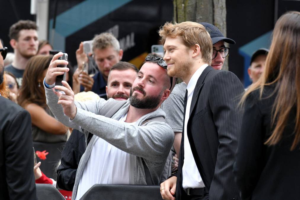 El actor, escritor y compositor británico Joe Alwyn atiende a algunos seguidores que lo esperaban afuera de la premier de "Catherine Called Birdy", donde él actúa.