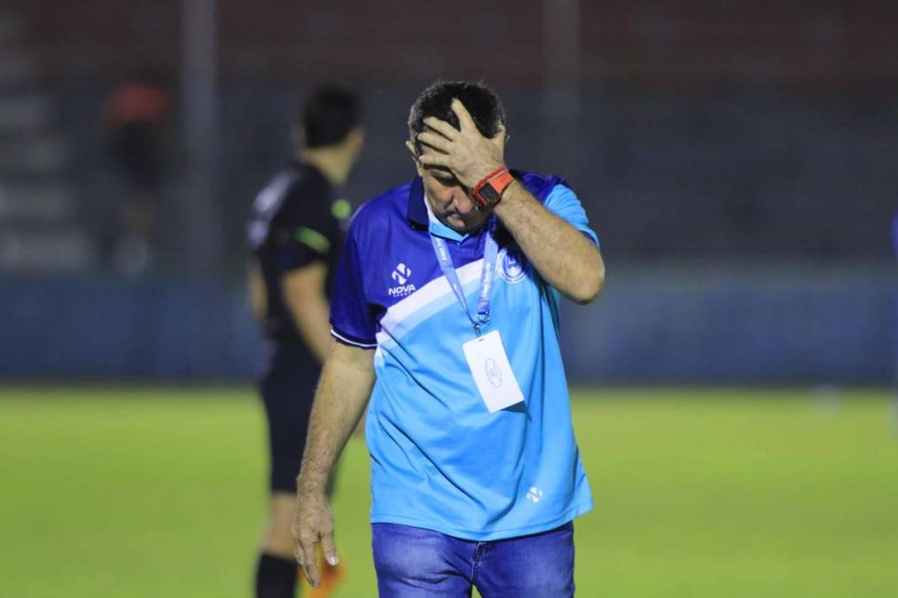 Héctor Vargas se lamenta tras la expulsión de Carlos Bernárdez antes del final del primer tiempo.