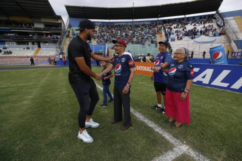 Josué Villafranca, que no jugó, saludando a los aficionados longevos del Motagua en la cancha del Nacional.