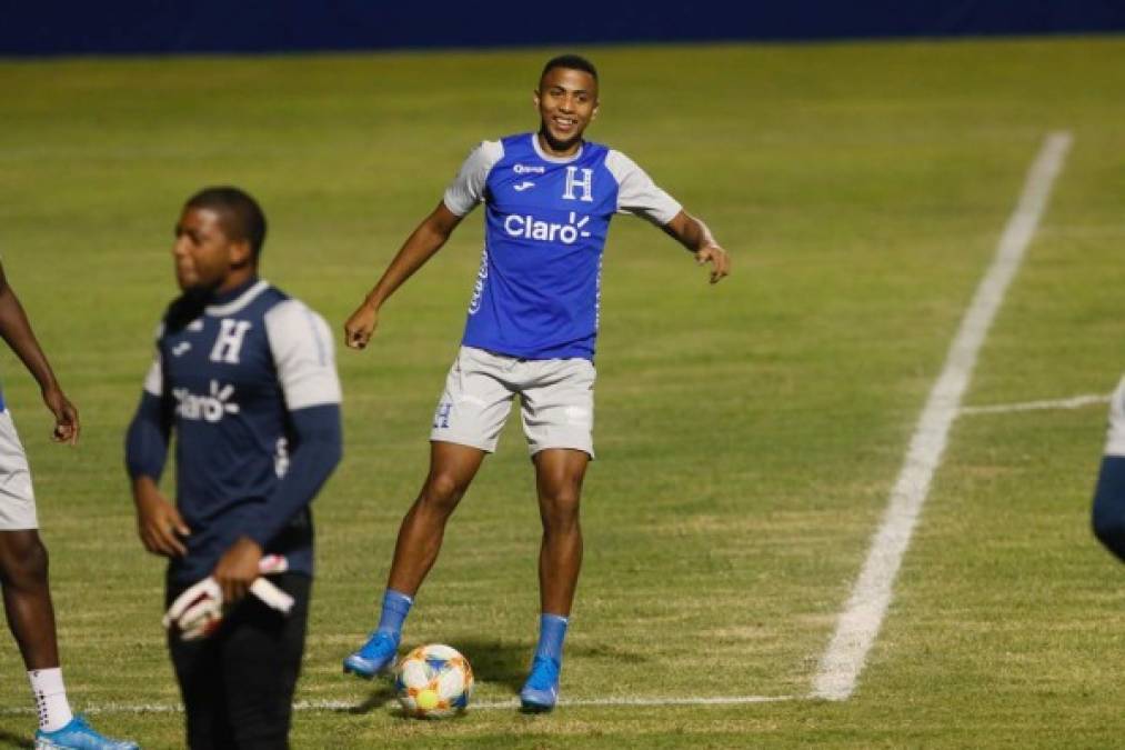 El mediocampista Rigo Rivas fue otro de los que se incorporó a la selección de Honduras y su felicidad era evidente.