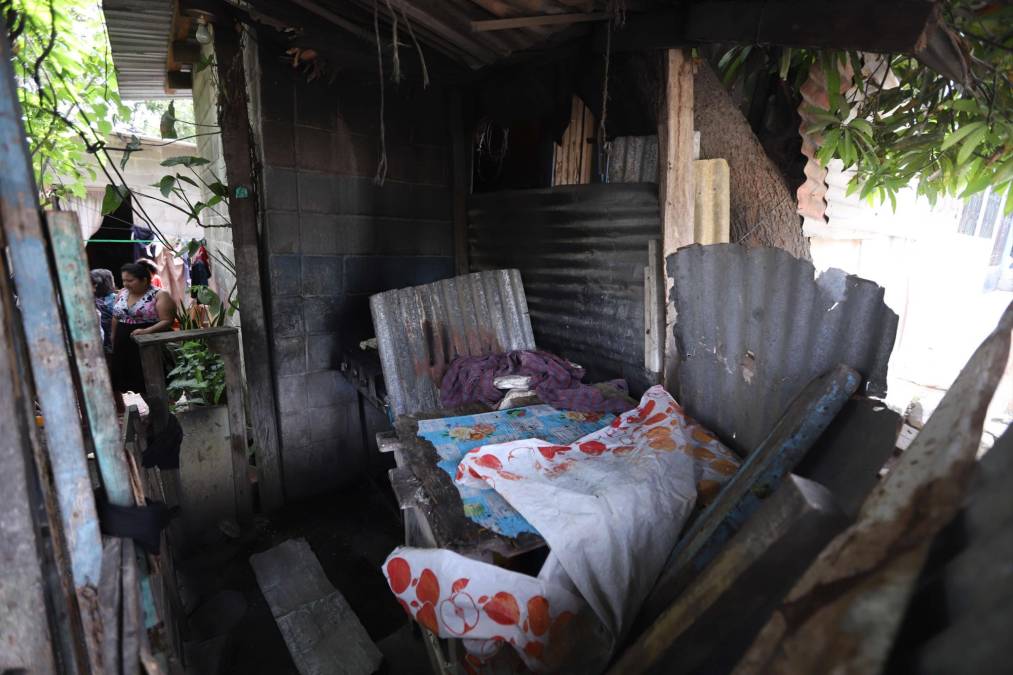 La mujer, que se ganaba la vida vendiendo tortillas, residía junto a sus tres hijos y demás familiares en una humilde vivienda. De acuerdo a relatos de familiares de Xiomara Chicas que sobrevivieron al ataque, a eso de las 2:00 am ingresó el grupo de hombres con sus rostros cubiertos y vestidos con indumentaria militar y portando armas de fuego.