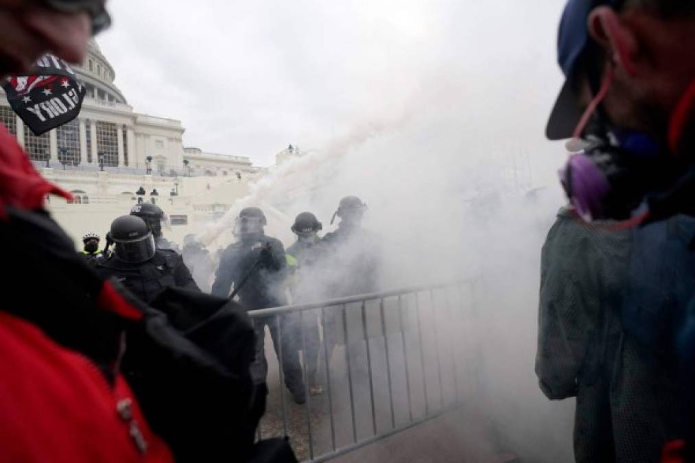 Las imágenes muestran cómo los seguidores del mandatario saliente se encaran con los agentes que conforman la barrera policial de seguridad y son repelidos con gases lacrimógenos por la Policía que custodia el Congreso.