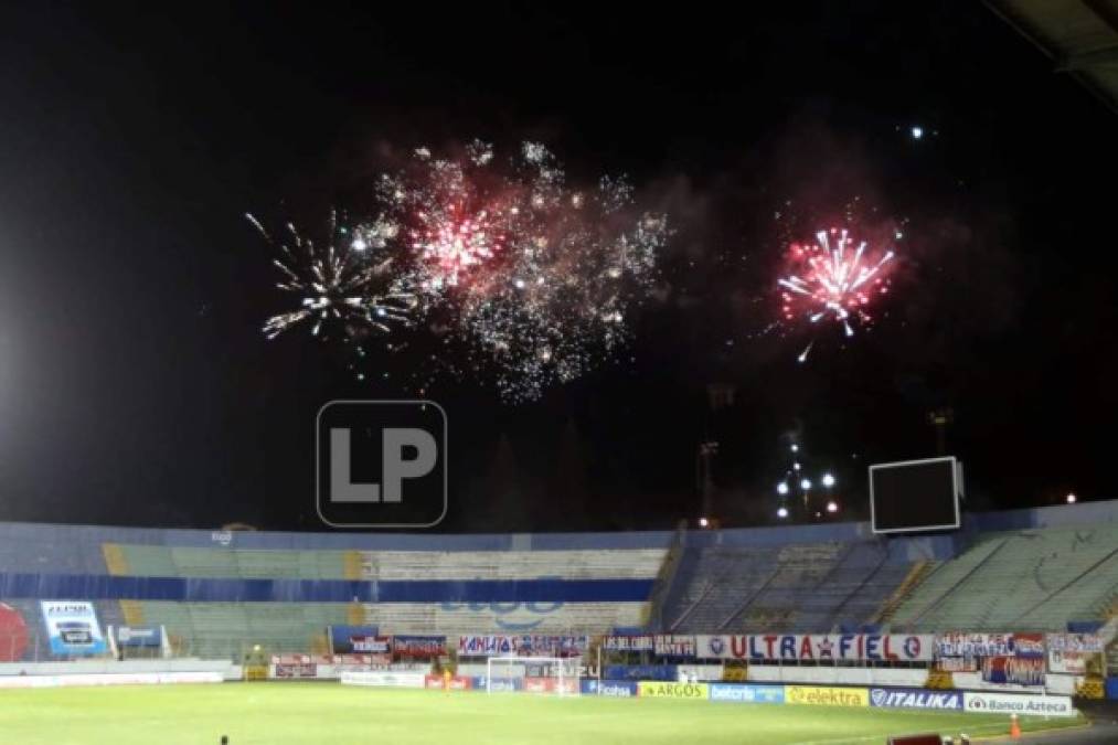 El show de fuegos artificiales de la Ultra Fiel afuera del estadio Nacional celebrando el triunfo del Olimpia.