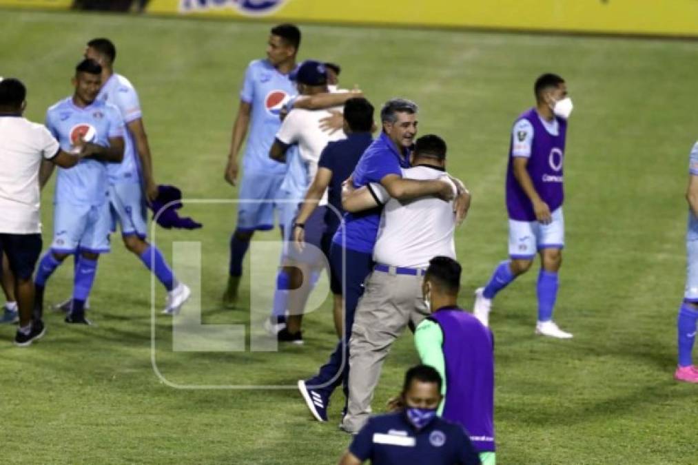 El entrenador del Motagua repartió abrazos en la celebración.