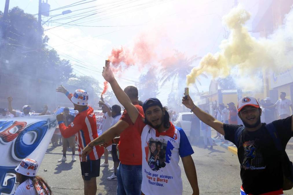 Pequeños y grandes disfrutaron del ambiente previo al inicio del partido Victoria-Olimpia.