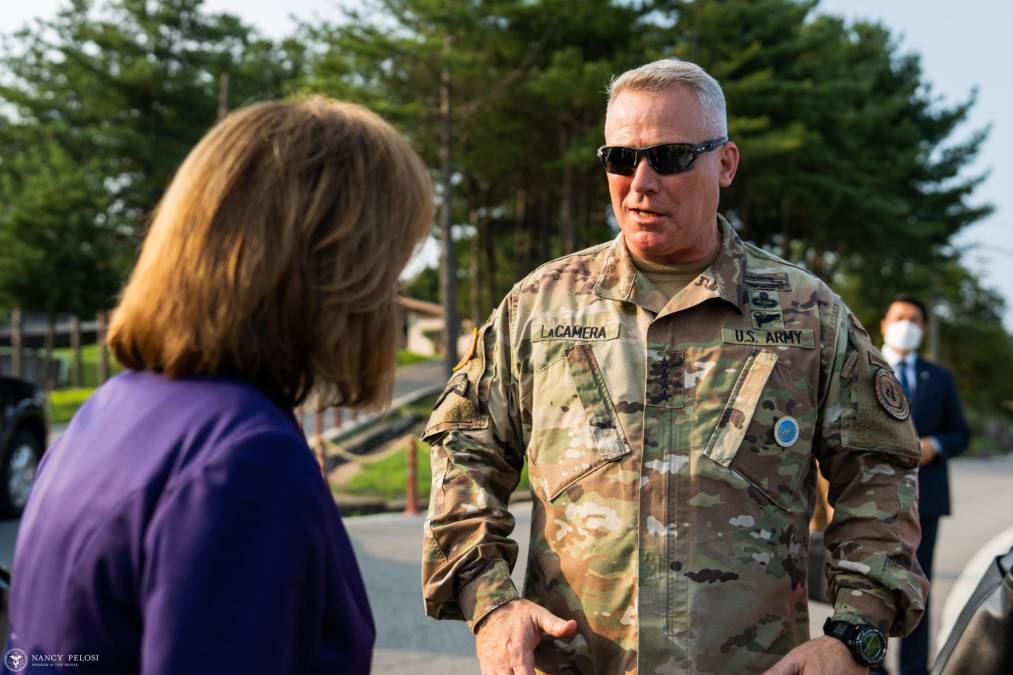 “Fue un honor especial relacionarme con el General LaCamera y otros miembros de las fuerzas estadounidenses en Korea en la DMZ/JSA y la base aérea de Osan”, escribió Pelosi en Twitter junto a las imágenes.