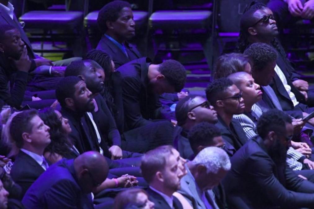 “Los seres queridos agradecen las plegarias y los mensajes de apoyo por Kobe, Gianna y sus amigos. Esto es una celebración de la vida”, dijo la locutora que abrió el evento, en presencia de la familia y estrellas de la NBA.