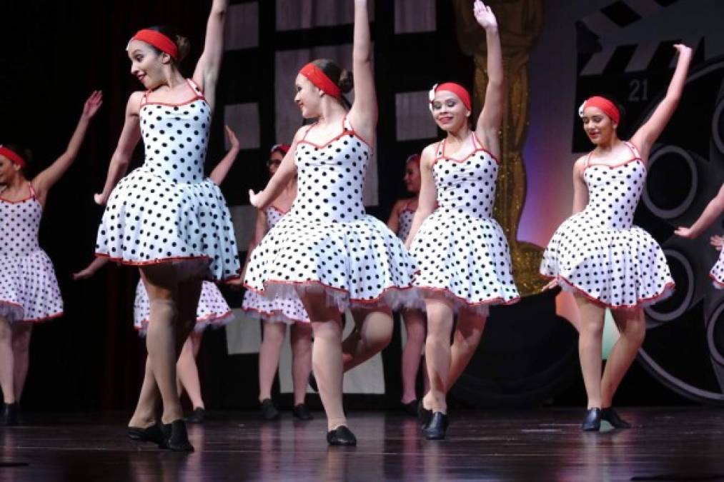 Alumnas de jazz avanzado se lucieron con la coreografía “Hit the Road Jack”.