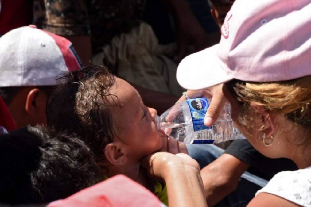 En tanto, los migrante seguían avanzando bajo un intenso sol. La Cruz Roja mexicana ha atendido a varios niños por insolación y deshidratación.