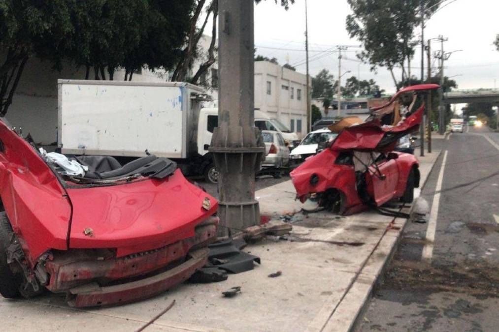Carro deportivo se parte a la mitad tras chocar contra un poste