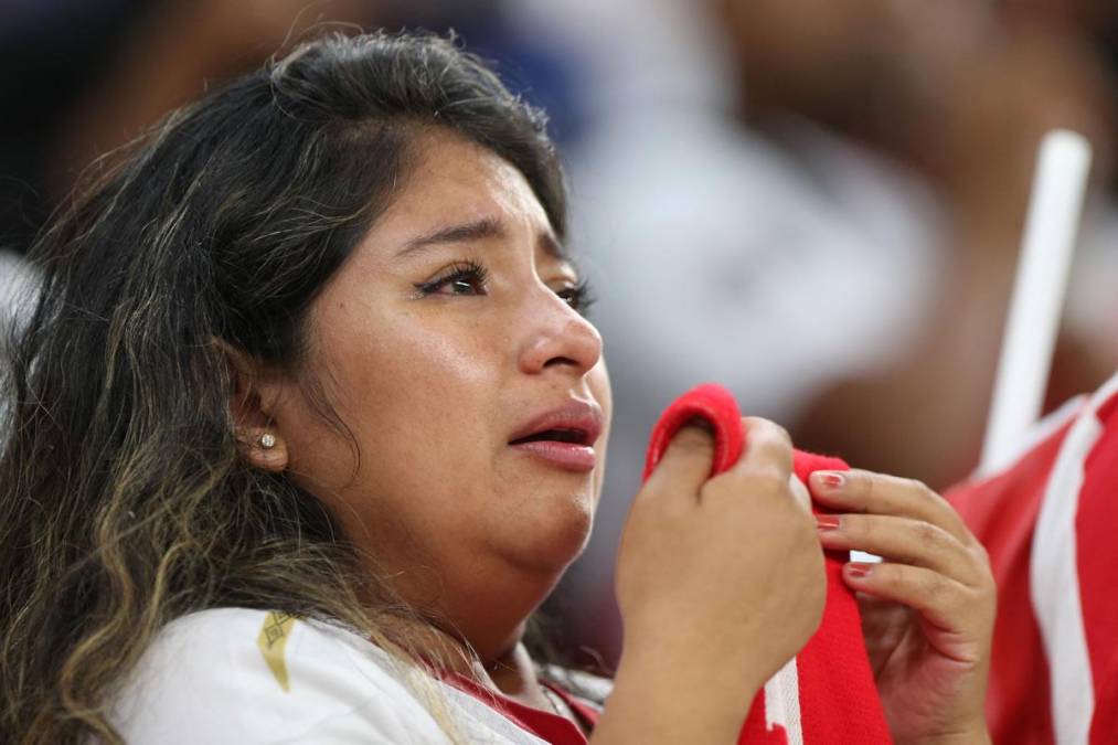 Las lágrimas de esta aficionada peruana tras la dolorosa eliminación de Perú.