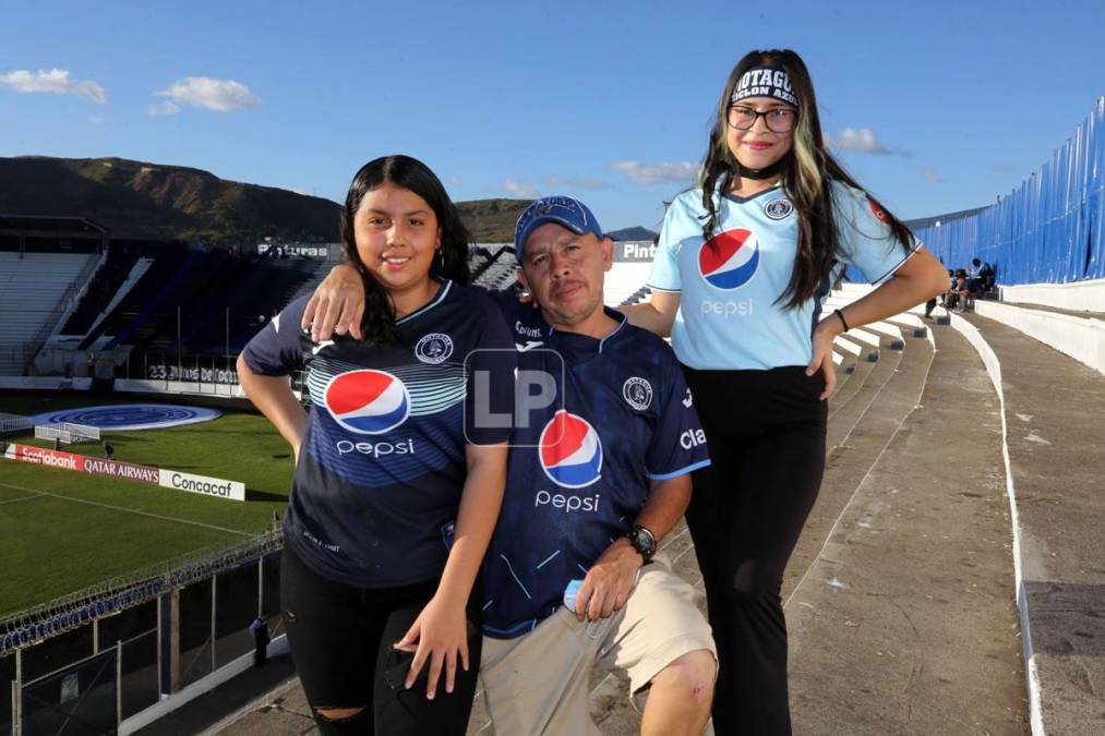 Desde temprano llegaron aficionados del Motagua al estadio Nacional para apoyar a su equipo.