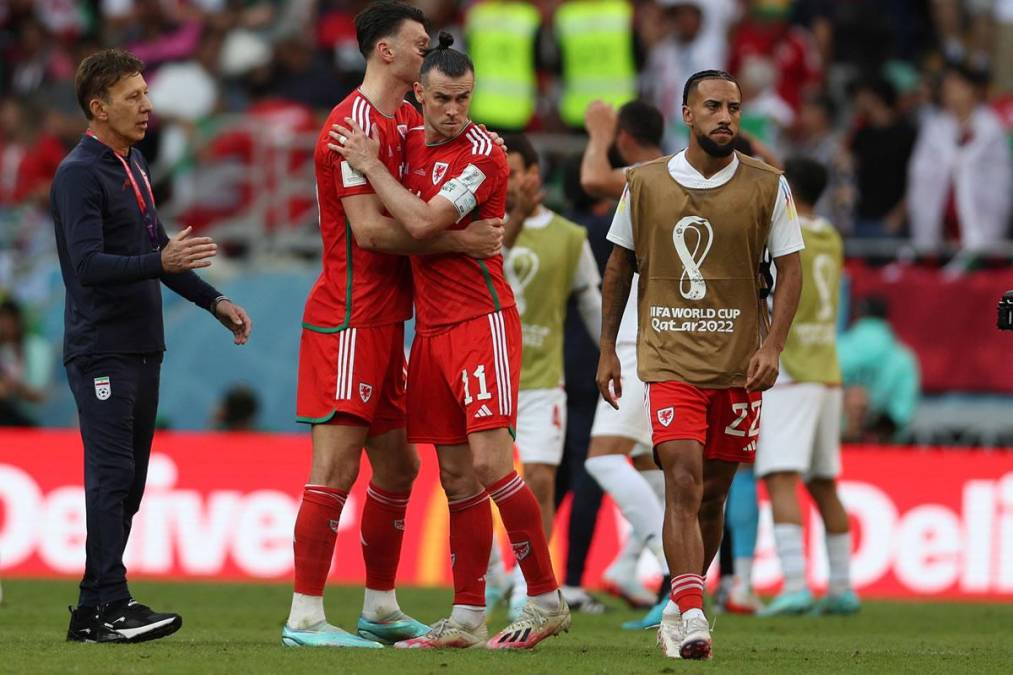 Gareth Bale buscó consuelo con sus compañeros tras la derrota.