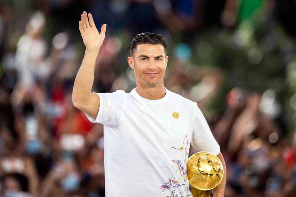 Cristiano Ronaldo posando con su premio Globe Soccer Award por ser el máximo goleador en la historia del fútbol.