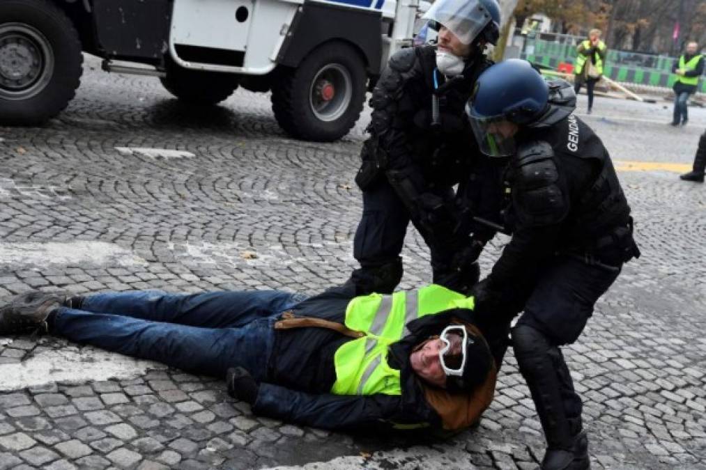 La violenta movilización en París se saldó con un centenar de detenciones, según un nuevo balance policial divulgado el domingo.