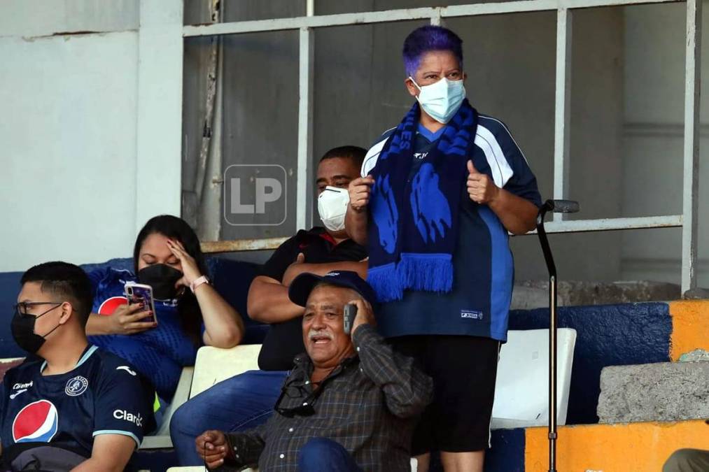 Esta señora demostró su amor por el Motagua con su camisa, bufanda y el pelo teñido de azul.