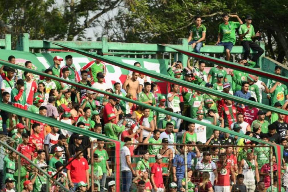 La barra del Marathón alentando a su equipo en una tarde soleada en el estadio Yankel Rosenthal.