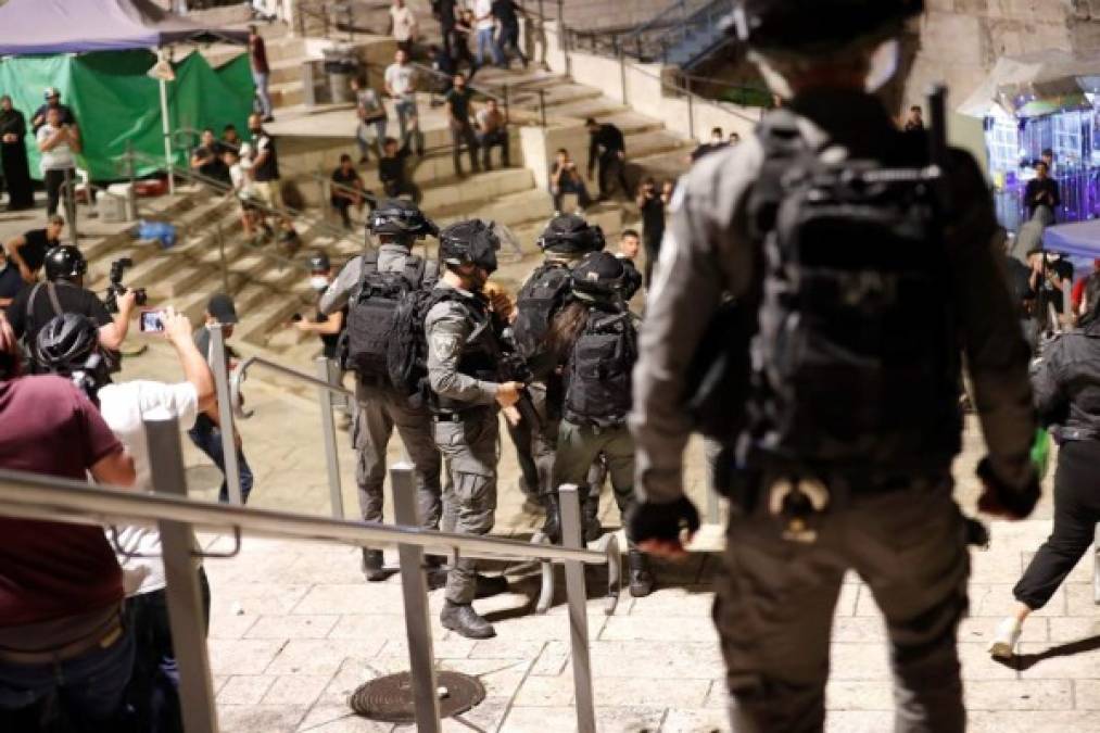 La noche del sábado, un centenar de palestinos fueron heridos en los enfrentamientos, según la Media Luna Roja (Cruz Roja) palestina, mientras que la policía israelí informó de 11 heridos entre sus agentes.