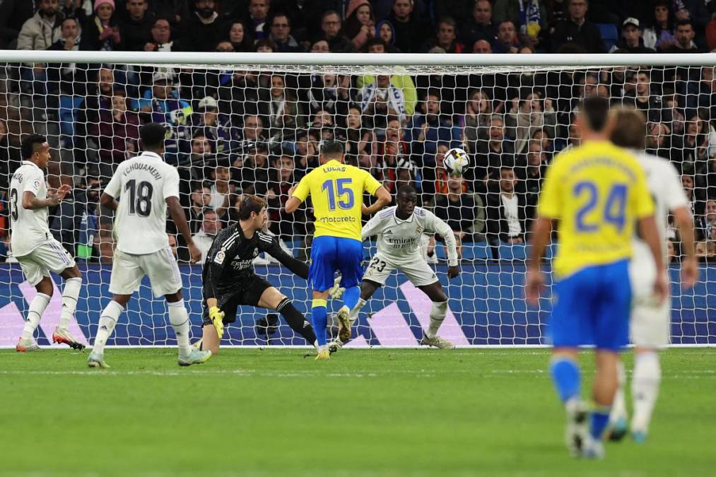 El partido del ‘Choco‘ Lozano en el Bernabéu y la brutal bronca de Vinicius: las imágenes del Real Madrid-Cádiz