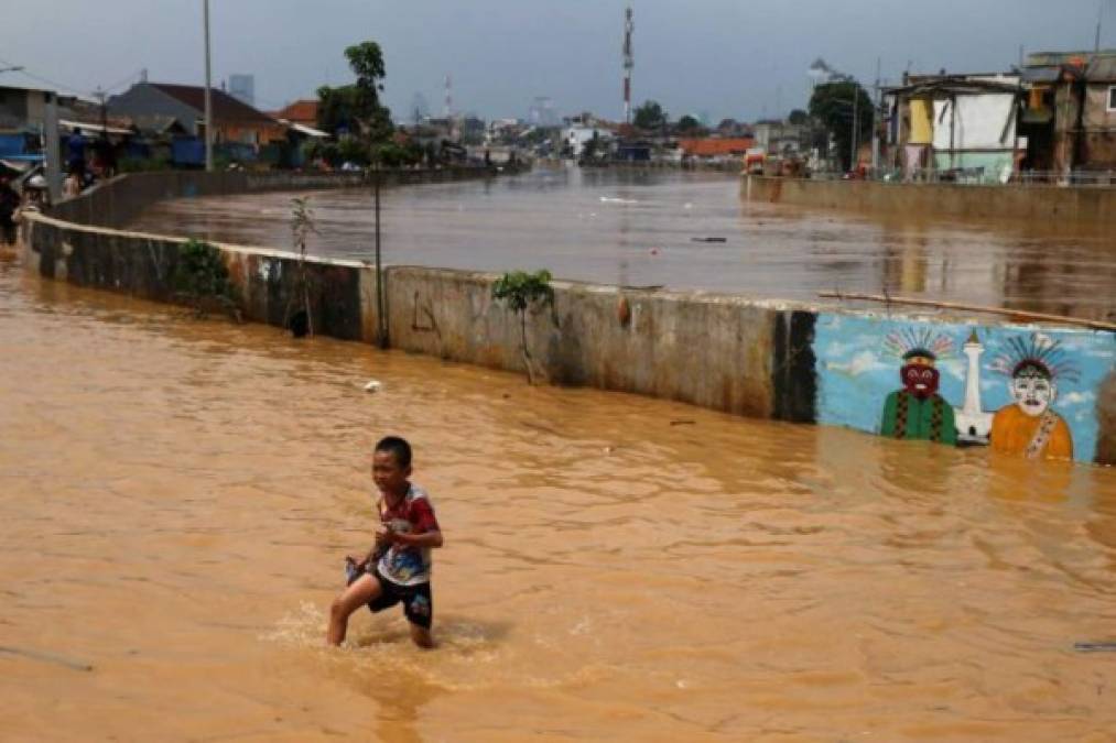 La alerta ha llevado a las autoridades indonesias a considerar mudar la capital fuera de la isla de Java, para aliviar el hacinamiento y las construcciones que empeoran la situación para la sobrepoblada megápolis.