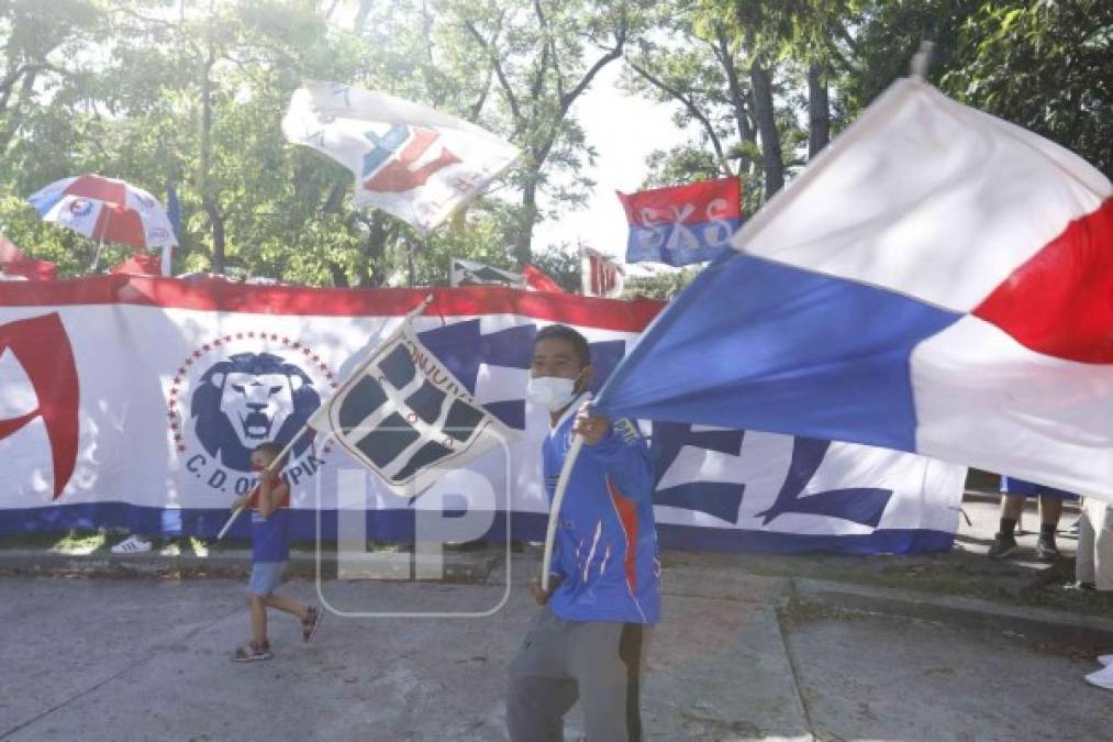 Los aficionados olimpistas también se presetaron con banderas del Olimpia.