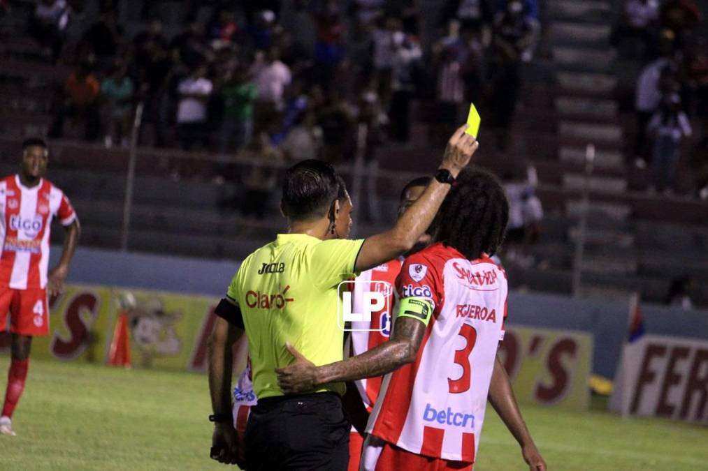 El árbitro Luis Mejía le mostró tarjeta amarilla a Henry Figueroa tras la falta.