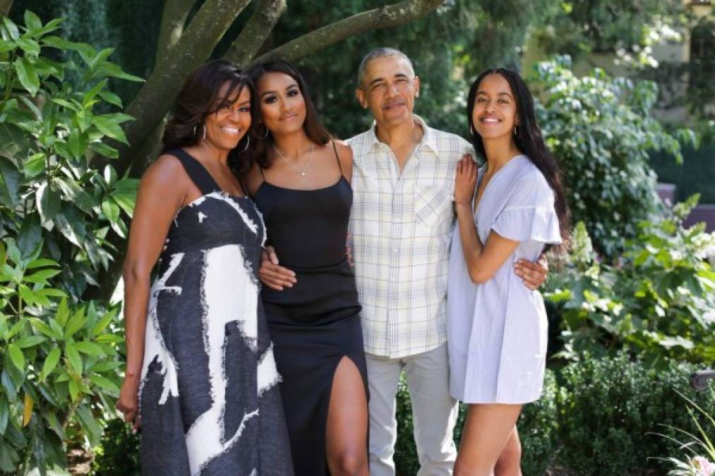 La ex primera dama, Michelle Obama, también compartió una imagen de su familia en su cuenta de Instagram que ha causado revuelo en redes sociales por la transformación física de su hija menor, Sasha.<br/><br/>La foto es de la fiesta de graduación de Sasha en junio pasado.