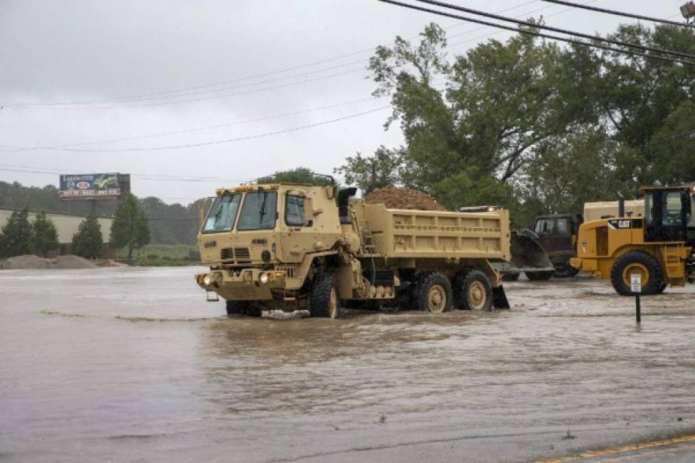 El jefe de FEMA, Brock Long, llamó a los ciudadanos a estar alertas ante las advertencias oficiales de lo que ahora era considerado un 'evento de inundaciones'.