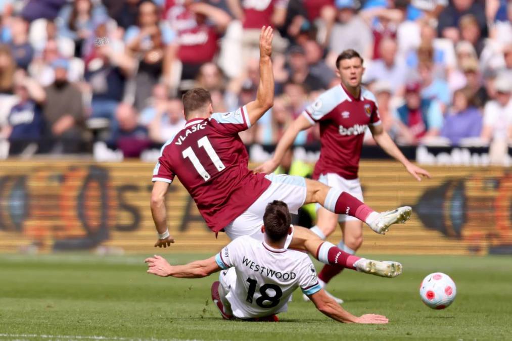 West Ham y Burnley se enfrentaban en el Olímpico de Londres cuando, en un balón dividido, el croata Nikola Vlasic chocó con Ashley Westwood sobre el césped.