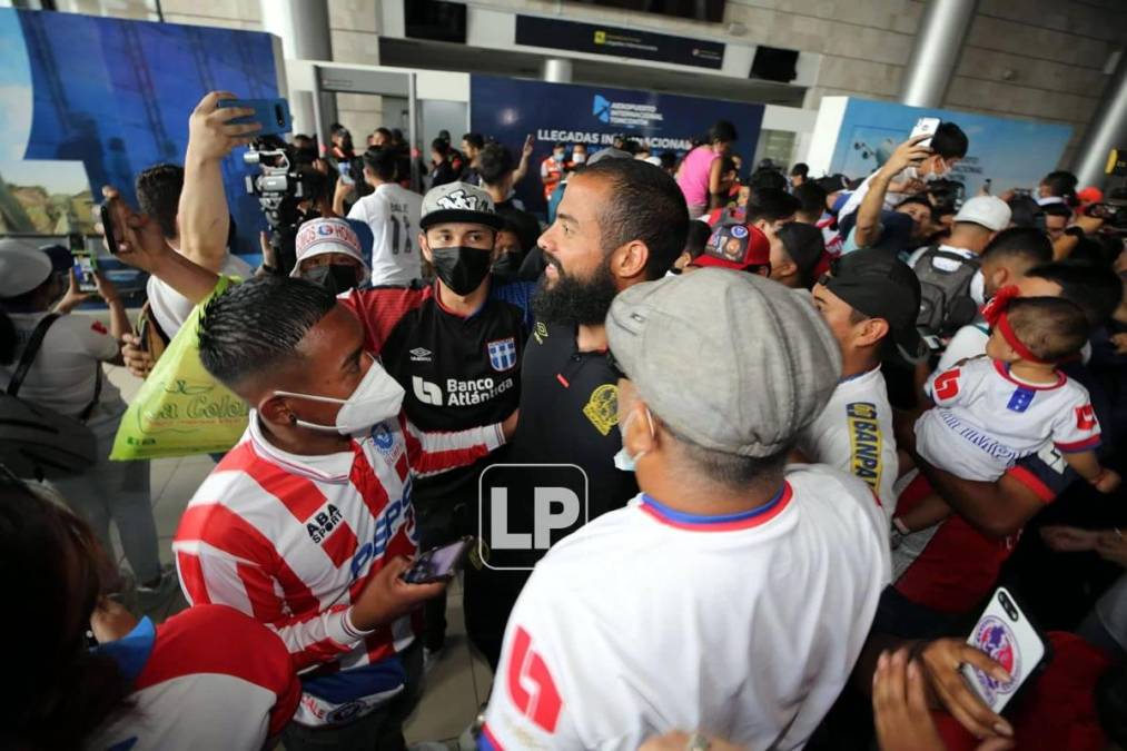 El portero Edrick Menjívar posó para varias selfies con aficionados olimpistas.