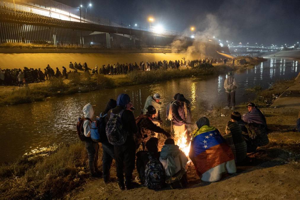 La noche del lunes, los migrantes hicieron largas filas en la frontera para intentar ingresar a Estados Unidos, soportando bajas temperaturas.