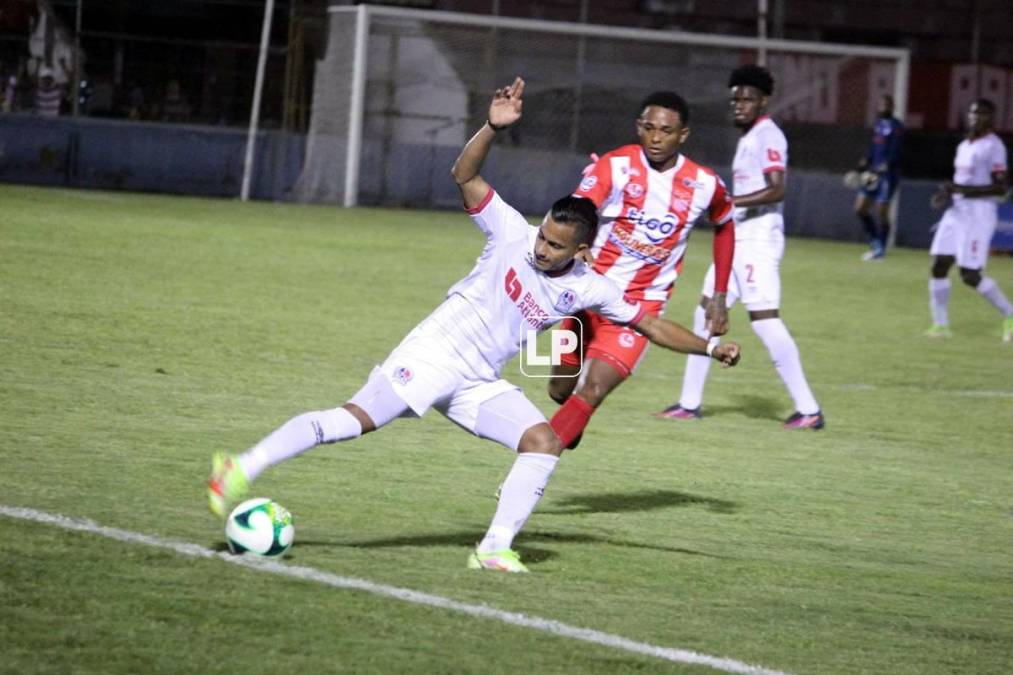 Edwin Rodríguez tratando de que el balón no saliera de la línea lateral.