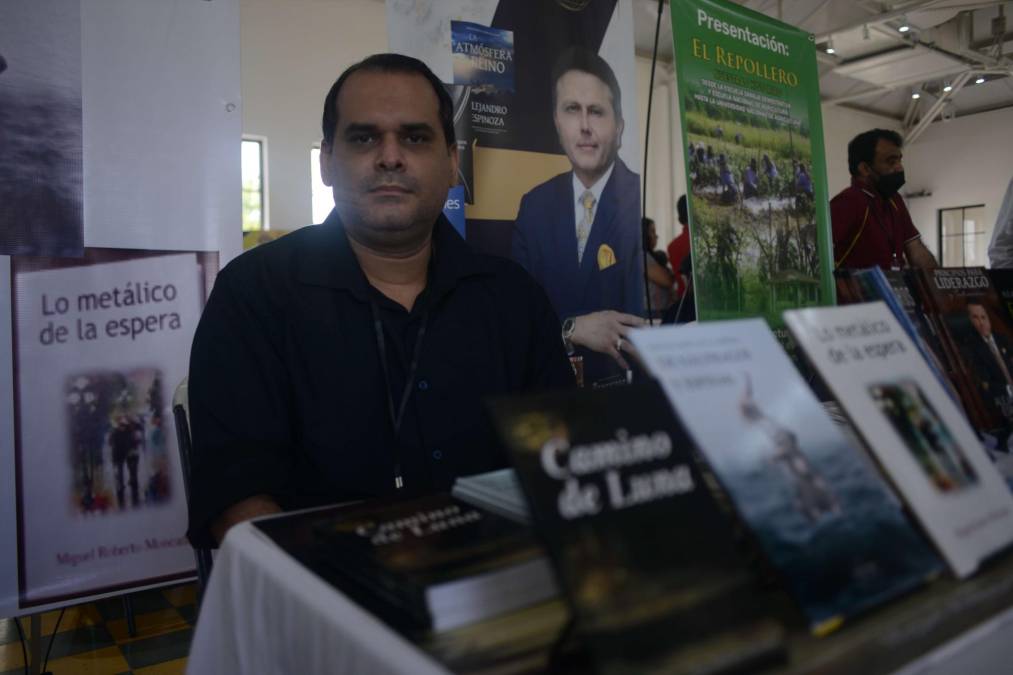 El escritor hondureño Miguel Moncada es otro de los autores que se hicieron presentes en el evento.